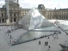 museum_louvre_pyram_lg