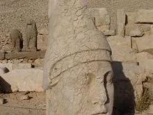 nemrut dagi asker basi heykeli