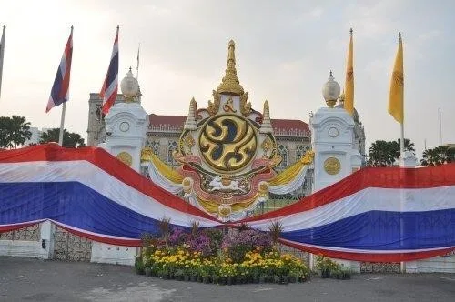 hukumet konagini tayland bayragi ile sardilar CHA 1225776 2 t.jpg hukumet konagini tayland bayragi ile sardilar CHA 1225776 2 t.jpg